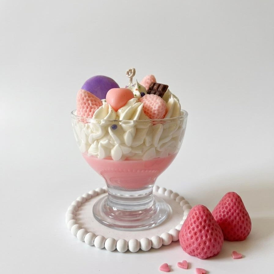 vela en forma de helado de fresa decorativa